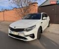 Білий Кіа Оптіма, об'ємом двигуна 1.6 л та пробігом 190 тис. км за 16000 $, фото 2 на Automoto.ua