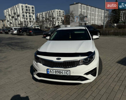 Белый Киа Оптима, объемом двигателя 1.6 л и пробегом 235 тыс. км за 13800 $, фото 1 на Automoto.ua