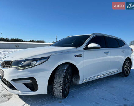 Белый Киа Оптима, объемом двигателя 1.6 л и пробегом 208 тыс. км за 15800 $, фото 1 на Automoto.ua
