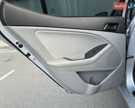 Сірий Кіа Оптіма, об'ємом двигуна 2.36 л та пробігом 196 тис. км за 7500 $, фото 27 на Automoto.ua