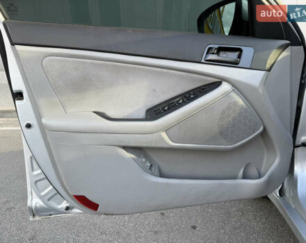 Сірий Кіа Оптіма, об'ємом двигуна 2.36 л та пробігом 196 тис. км за 7500 $, фото 12 на Automoto.ua