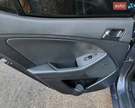 Сірий Кіа Оптіма, об'ємом двигуна 2 л та пробігом 200 тис. км за 10999 $, фото 19 на Automoto.ua