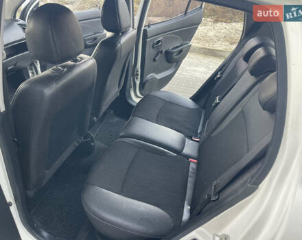 Білий Кіа Піканто, об'ємом двигуна 1 л та пробігом 116 тис. км за 3500 $, фото 16 на Automoto.ua