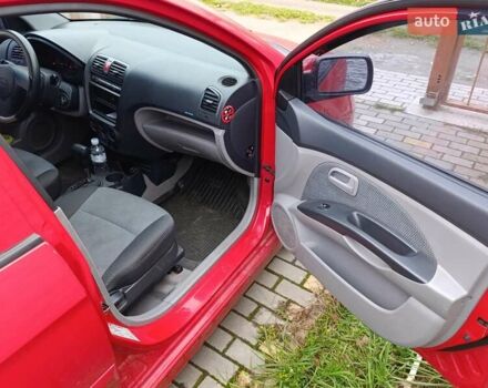 Красный Киа Пиканто, объемом двигателя 1.1 л и пробегом 153 тыс. км за 4500 $, фото 6 на Automoto.ua