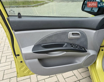 Желтый Киа Пиканто, объемом двигателя 1.1 л и пробегом 134 тыс. км за 5450 $, фото 10 на Automoto.ua