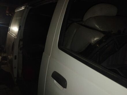 Белый Киа Преджио, объемом двигателя 2.5 л и пробегом 170 тыс. км за 2000 $, фото 1 на Automoto.ua