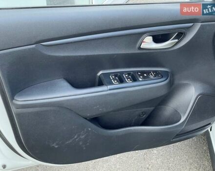 Белый Киа Rio X-Line, объемом двигателя 1.6 л и пробегом 99 тыс. км за 12600 $, фото 29 на Automoto.ua