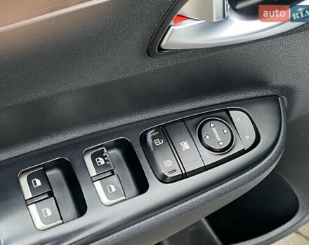 Білий Кіа Rio X-Line, об'ємом двигуна 1.6 л та пробігом 82 тис. км за 16999 $, фото 18 на Automoto.ua