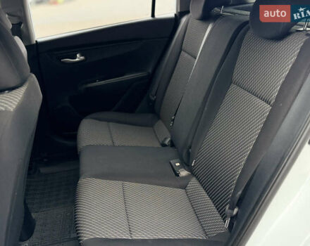 Білий Кіа Rio X-Line, об'ємом двигуна 1.59 л та пробігом 94 тис. км за 15000 $, фото 23 на Automoto.ua