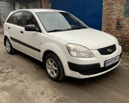 Белый Киа Рио, объемом двигателя 1.4 л и пробегом 310 тыс. км за 4000 $, фото 1 на Automoto.ua