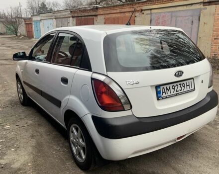 Белый Киа Рио, объемом двигателя 1.4 л и пробегом 310 тыс. км за 4000 $, фото 2 на Automoto.ua