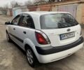 Белый Киа Рио, объемом двигателя 1.4 л и пробегом 310 тыс. км за 4000 $, фото 2 на Automoto.ua