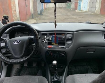 Белый Киа Рио, объемом двигателя 1.4 л и пробегом 310 тыс. км за 4000 $, фото 3 на Automoto.ua