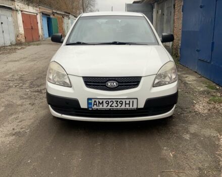 Белый Киа Рио, объемом двигателя 1.4 л и пробегом 310 тыс. км за 4000 $, фото 4 на Automoto.ua