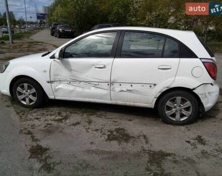 Білий Кіа Ріо, об'ємом двигуна 1.4 л та пробігом 100 тис. км за 4100 $, фото 3 на Automoto.ua