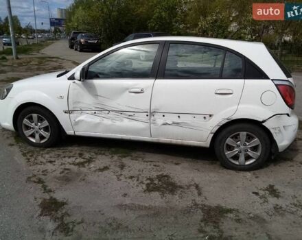 Белый Киа Рио, объемом двигателя 1.4 л и пробегом 100 тыс. км за 4100 $, фото 3 на Automoto.ua
