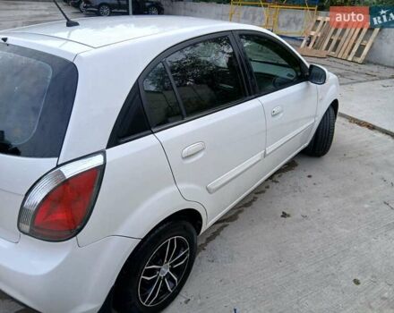 Білий Кіа Ріо, об'ємом двигуна 1.4 л та пробігом 148 тис. км за 4600 $, фото 7 на Automoto.ua