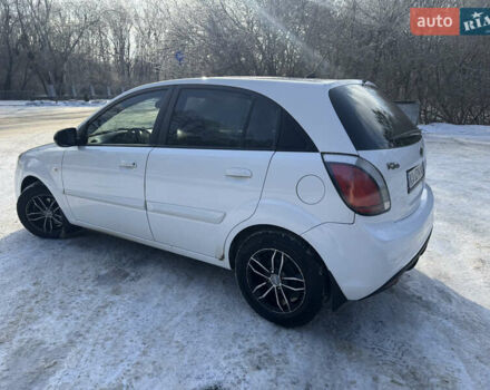 Білий Кіа Ріо, об'ємом двигуна 1.4 л та пробігом 150 тис. км за 4900 $, фото 15 на Automoto.ua