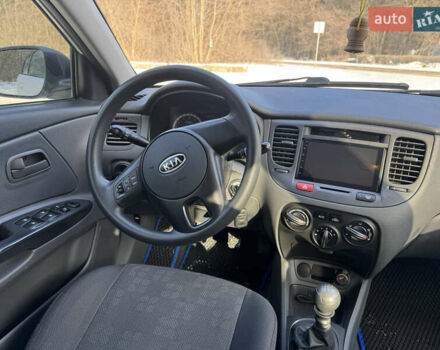 Білий Кіа Ріо, об'ємом двигуна 1.4 л та пробігом 150 тис. км за 4900 $, фото 3 на Automoto.ua