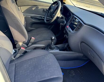 Білий Кіа Ріо, об'ємом двигуна 1.4 л та пробігом 150 тис. км за 4700 $, фото 8 на Automoto.ua