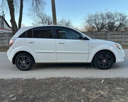 Белый Киа Рио, объемом двигателя 1.4 л и пробегом 152 тыс. км за 4500 $, фото 4 на Automoto.ua