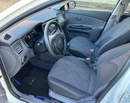 Белый Киа Рио, объемом двигателя 1.4 л и пробегом 152 тыс. км за 4500 $, фото 9 на Automoto.ua