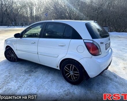 Білий Кіа Ріо, об'ємом двигуна 1.4 л та пробігом 150 тис. км за 4700 $, фото 5 на Automoto.ua