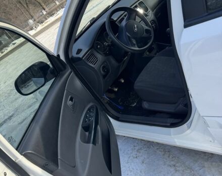 Белый Киа Рио, объемом двигателя 1.4 л и пробегом 150 тыс. км за 4900 $, фото 5 на Automoto.ua