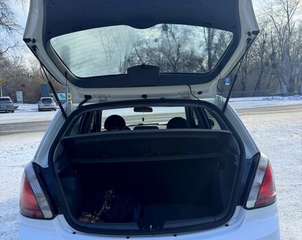 Білий Кіа Ріо, об'ємом двигуна 1.4 л та пробігом 150 тис. км за 4700 $, фото 6 на Automoto.ua