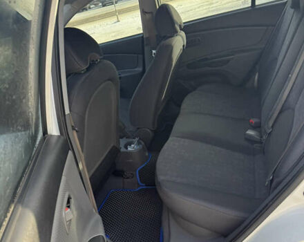 Білий Кіа Ріо, об'ємом двигуна 1.4 л та пробігом 150 тис. км за 4900 $, фото 4 на Automoto.ua