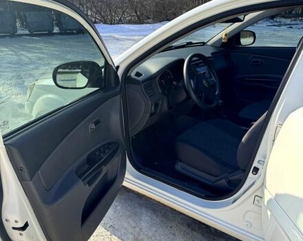 Білий Кіа Ріо, об'ємом двигуна 1.4 л та пробігом 150 тис. км за 4700 $, фото 3 на Automoto.ua