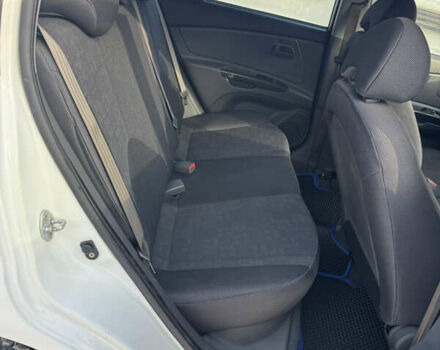 Білий Кіа Ріо, об'ємом двигуна 1.4 л та пробігом 150 тис. км за 4900 $, фото 13 на Automoto.ua