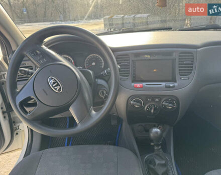 Білий Кіа Ріо, об'ємом двигуна 1.4 л та пробігом 150 тис. км за 4900 $, фото 18 на Automoto.ua