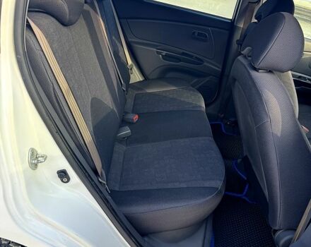 Білий Кіа Ріо, об'ємом двигуна 1.4 л та пробігом 150 тис. км за 4700 $, фото 7 на Automoto.ua