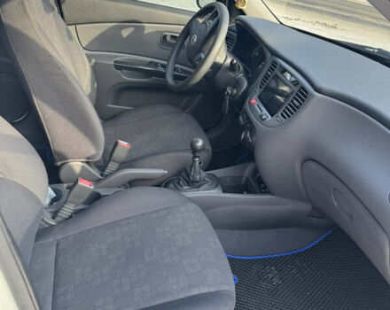 Білий Кіа Ріо, об'ємом двигуна 1.4 л та пробігом 150 тис. км за 4900 $, фото 12 на Automoto.ua