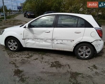 Белый Киа Рио, объемом двигателя 1.4 л и пробегом 100 тыс. км за 5500 $, фото 3 на Automoto.ua