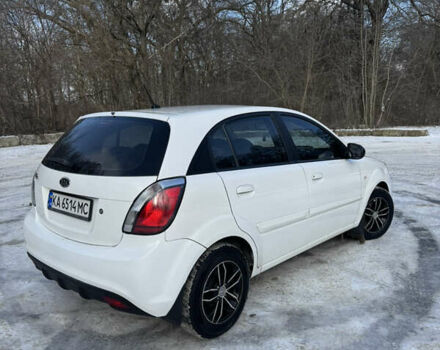 Білий Кіа Ріо, об'ємом двигуна 1.4 л та пробігом 150 тис. км за 4900 $, фото 8 на Automoto.ua