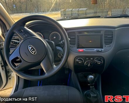 Білий Кіа Ріо, об'ємом двигуна 1.4 л та пробігом 150 тис. км за 4700 $, фото 2 на Automoto.ua