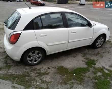 Белый Киа Рио, объемом двигателя 1.4 л и пробегом 100 тыс. км за 5500 $, фото 2 на Automoto.ua