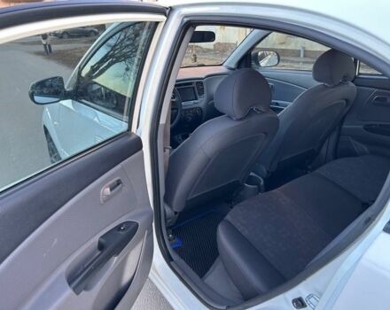 Белый Киа Рио, объемом двигателя 1.4 л и пробегом 152 тыс. км за 4500 $, фото 11 на Automoto.ua