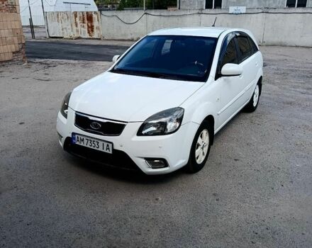 Белый Киа Рио, объемом двигателя 1.4 л и пробегом 141 тыс. км за 6200 $, фото 5 на Automoto.ua