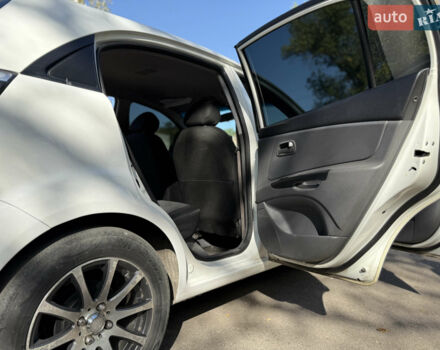 Белый Киа Рио, объемом двигателя 1.4 л и пробегом 199 тыс. км за 4700 $, фото 4 на Automoto.ua
