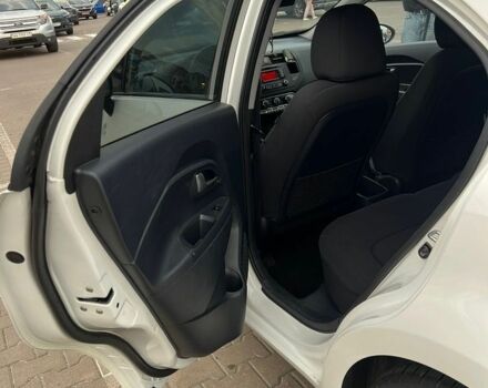 Белый Киа Рио, объемом двигателя 1.1 л и пробегом 215 тыс. км за 5650 $, фото 5 на Automoto.ua
