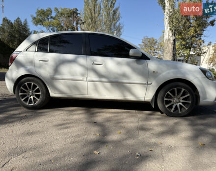 Белый Киа Рио, объемом двигателя 1.4 л и пробегом 199 тыс. км за 5100 $, фото 1 на Automoto.ua