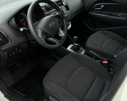Белый Киа Рио, объемом двигателя 1.1 л и пробегом 215 тыс. км за 5650 $, фото 2 на Automoto.ua