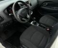 Белый Киа Рио, объемом двигателя 1.1 л и пробегом 215 тыс. км за 5650 $, фото 2 на Automoto.ua