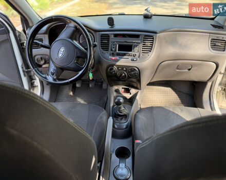 Белый Киа Рио, объемом двигателя 1.4 л и пробегом 199 тыс. км за 5100 $, фото 5 на Automoto.ua