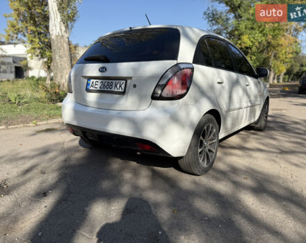 Белый Киа Рио, объемом двигателя 1.4 л и пробегом 199 тыс. км за 5100 $, фото 2 на Automoto.ua