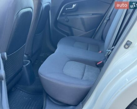 Білий Кіа Ріо, об'ємом двигуна 1.25 л та пробігом 128 тис. км за 6500 $, фото 16 на Automoto.ua