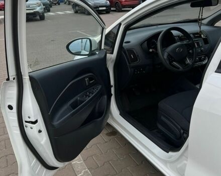 Белый Киа Рио, объемом двигателя 1.1 л и пробегом 215 тыс. км за 5650 $, фото 3 на Automoto.ua